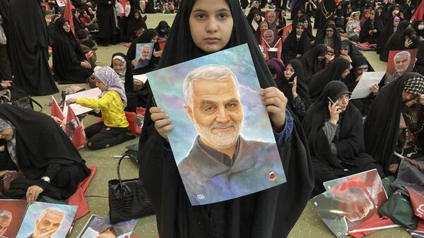 Garota iraniana segura retrato do ex-general da Guarda Revolucionária do Irã, Qassem Soleimani, morto em ataque aéreo dos Estados Unidos em 2020. - Sputnik Brasil