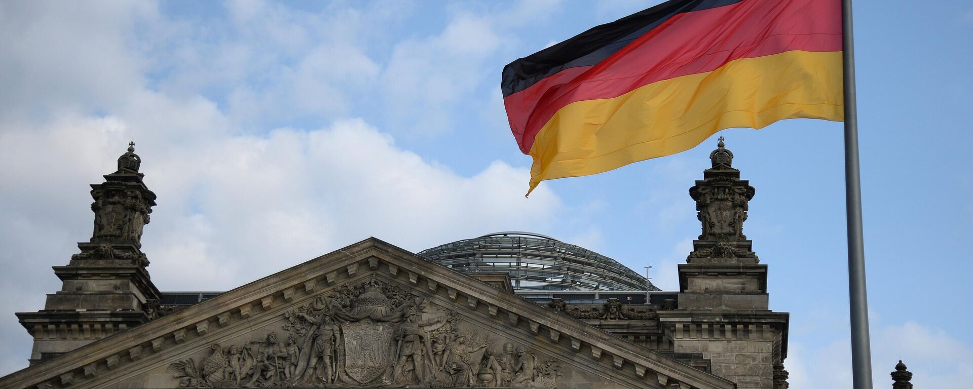 A bandeira nacional da República Federal da Alemanha sobre o edifício Bundestag no dia das eleições para o Parlamento alemão. Berlim, 26 de setembro de 2021 - Sputnik Brasil, 1920, 04.01.2024