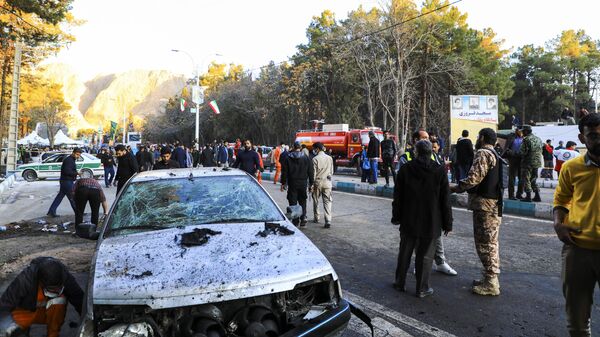 Pessoas se reúnem no local de uma explosão na cidade de Kerman, cerca de 820 quilômetros a sudeste da capital Teerã. Irã, 3 de janeiro de 2024 - Sputnik Brasil