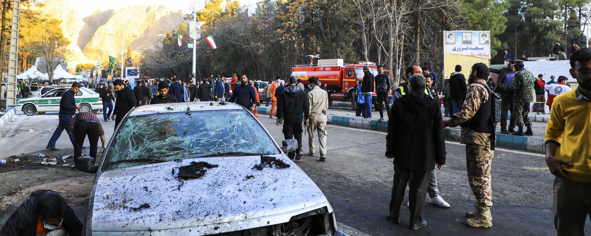 Pessoas se reúnem no local de uma explosão na cidade de Kerman, cerca de 820 quilômetros a sudeste da capital Teerã. Irã, 3 de janeiro de 2024 - Sputnik Brasil, 1920, 04.01.2024
