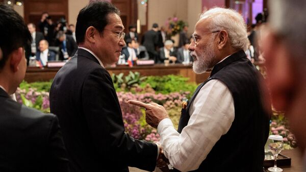 O primeiro-ministro da Índia, Narendra Modi (direita), e o primeiro-ministro do Japão, Fumio Kishida (esquerda), falam antes da 18ª Cúpula do Leste Asiático, durante a 43ª Cúpula da ASEAN. Jacarta, 7 de setembro de 2023 - Sputnik Brasil