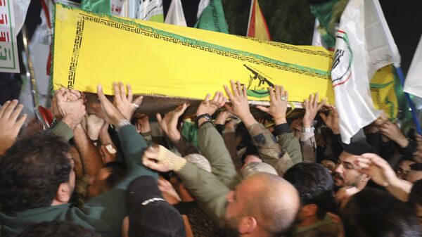 Membros de um grupo militante xiita iraquiano carregam o caixão do funeral de um combatente morto em um ataque aéreo dos EUA na província, em Bagdá. Iraque, 4 de janeiro de 2024 - Sputnik Brasil