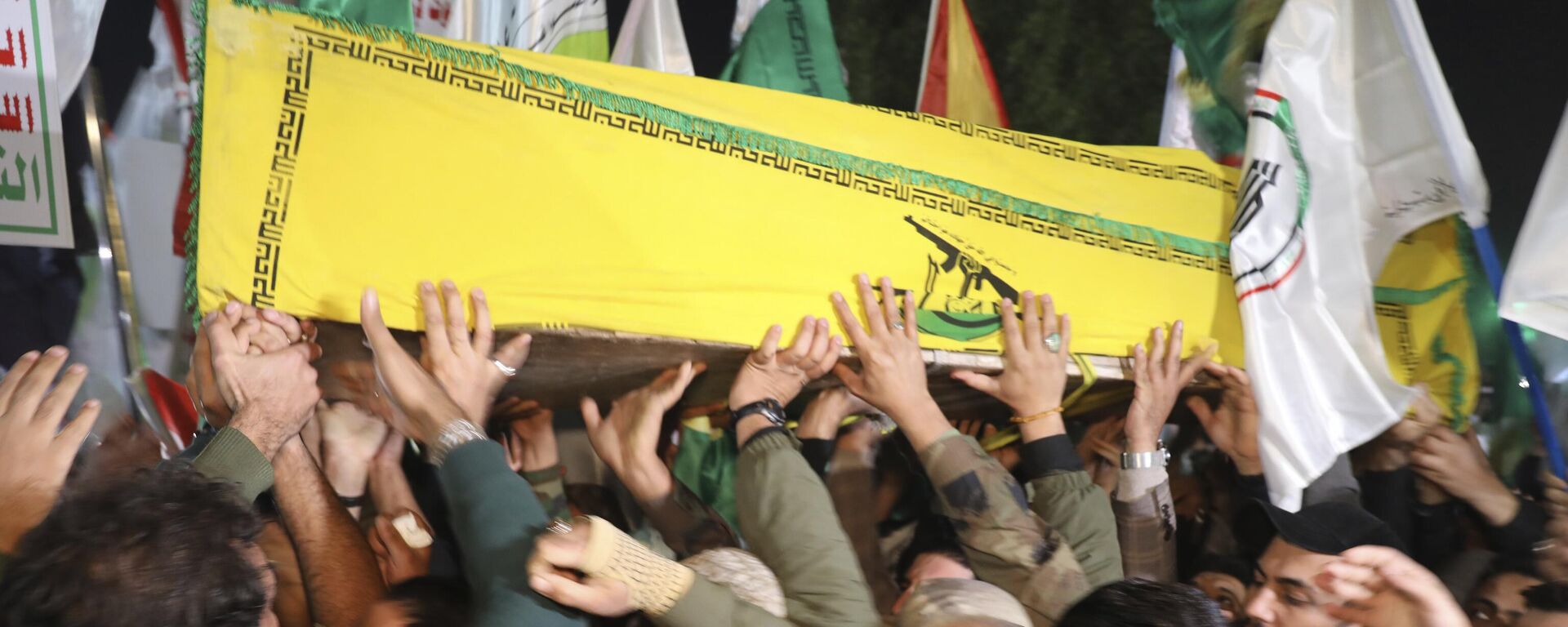 Membros de um grupo militante xiita iraquiano carregam o caixão do funeral de um combatente morto em um ataque aéreo dos EUA na província, em Bagdá. Iraque, 4 de janeiro de 2024 - Sputnik Brasil, 1920, 04.01.2024