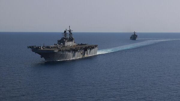 O navio de assalto anfíbio USS Bataan (em primeiro plano) e o navio de desembarque USS Carter Hall viajam pelo mar Vermelho, em 8 de agosto de 2023 - Sputnik Brasil