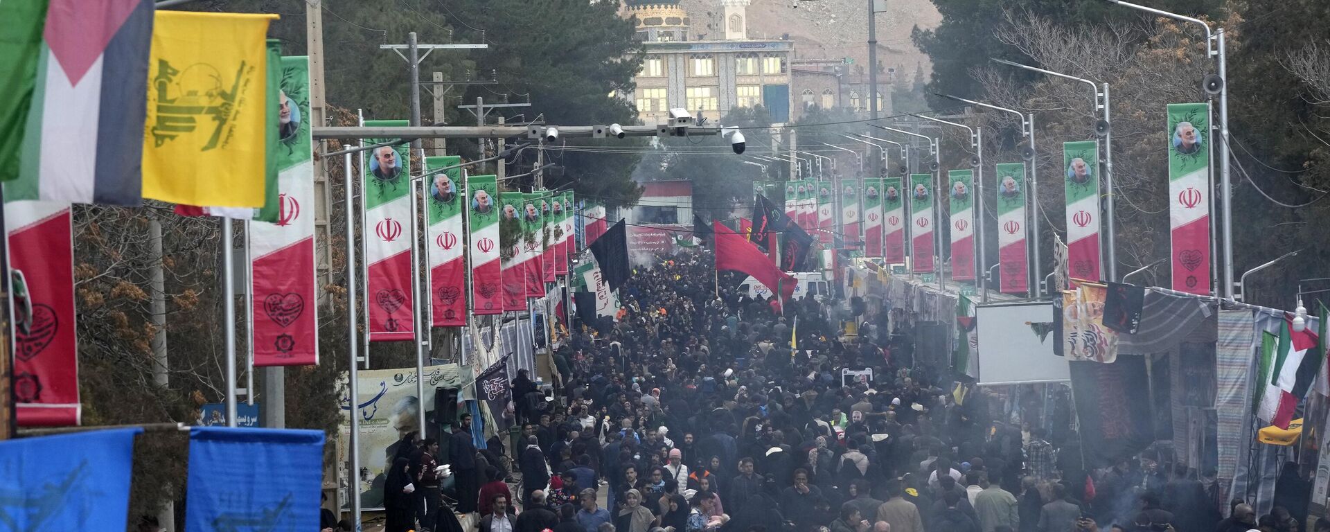 Pessoas caminham na rua em direção ao túmulo do falecido Qassem Soleimani, general da Corpo de Guardiões da Revolução Islâmica (IRGC, na sigla em inglês) na cidade de Kerman, Irã, 4 de janeiro de 2024 - Sputnik Brasil, 1920, 05.01.2024
