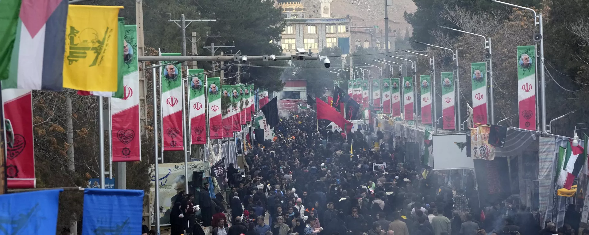 Pessoas caminham na rua em direção ao túmulo do falecido Qassem Soleimani, general da Corpo de Guardiões da Revolução Islâmica (IRGC, na sigla em inglês) na cidade de Kerman, Irã, 4 de janeiro de 2024 - Sputnik Brasil, 1920, 05.01.2024