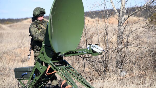 Soldado das Forças Armadas russa opera equipamento de guerra eletrônica - Sputnik Brasil