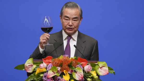O ministro das Relações Exteriores da China, Wang Yi, faz um brinde após discursar em uma recepção para comemorar o 45º aniversário das relações diplomáticas China-EUA na Diaoyutai Guest House, em Pequim, em 5 de janeiro de 2024 - Sputnik Brasil