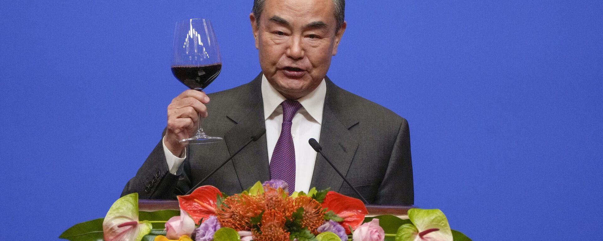 O ministro das Relações Exteriores da China, Wang Yi, faz um brinde após discursar em uma recepção para comemorar o 45º aniversário das relações diplomáticas China-EUA na Diaoyutai Guest House, em Pequim, em 5 de janeiro de 2024 - Sputnik Brasil, 1920, 05.01.2024