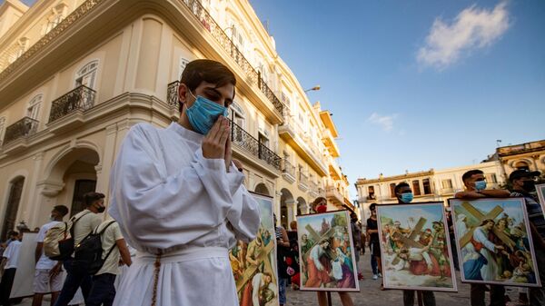 Católicos cubanos participam de cerimônia cristã nas ruas de Havana, em abril de 2022 - Sputnik Brasil