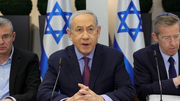 O primeiro-ministro israelense, Benjamin Netanyahu (C), preside uma reunião de gabinete no Kirya, que abriga o Ministério da Defesa de Israel, em Tel Aviv, em 31 de dezembro de 2023 - Sputnik Brasil