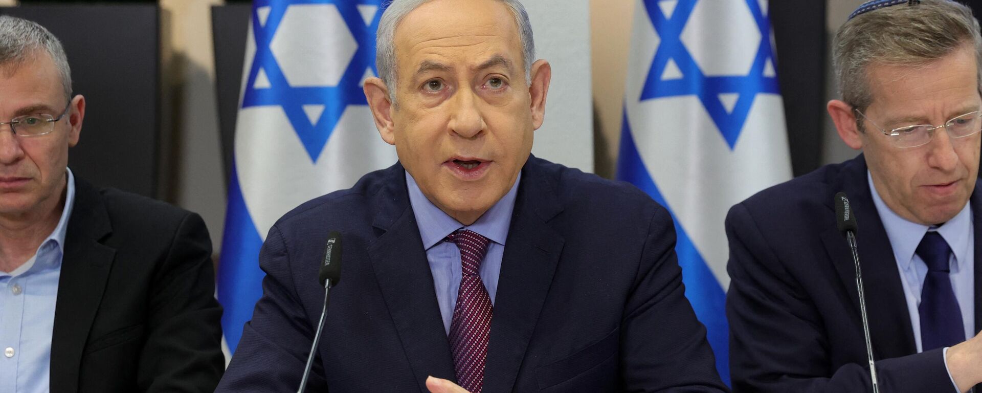 O primeiro-ministro israelense, Benjamin Netanyahu (C), preside uma reunião de gabinete no Kirya, que abriga o Ministério da Defesa de Israel, em Tel Aviv, em 31 de dezembro de 2023 - Sputnik Brasil, 1920, 06.01.2024