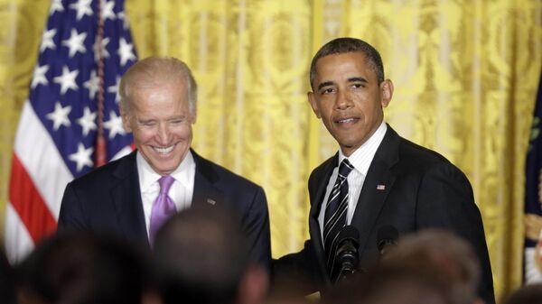 O então presidente Barack Obama (D), com o então vice-presidente Joe Biden durante recepção na Sala Leste da Casa Branca em Washington, 13 de junho de 2013 - Sputnik Brasil