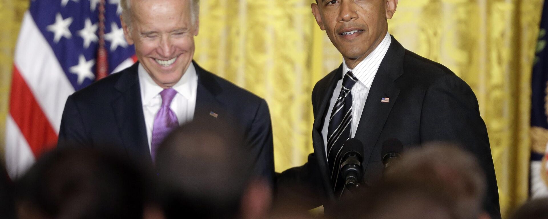 O então presidente Barack Obama (D), com o então vice-presidente Joe Biden durante recepção na Sala Leste da Casa Branca em Washington, 13 de junho de 2013 - Sputnik Brasil, 1920, 07.01.2024