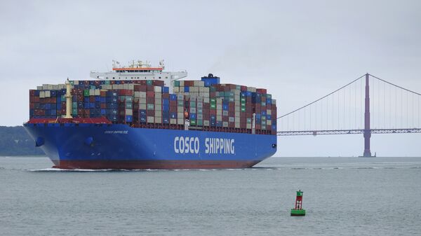 Um navio de transporte de contentores da Cosco Shipping passa pela ponte Golden Gate, em São Francisco, 14 de maio de 2019 - Sputnik Brasil