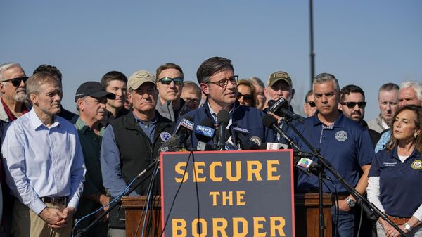 O presidente da Câmara dos EUA, Mike Johnson, fala ao lado de membros republicanos do Congresso, 3 de janeiro de 2024, em Eagle Pass, Texas, em uma visita à fronteira mexicana - Sputnik Brasil