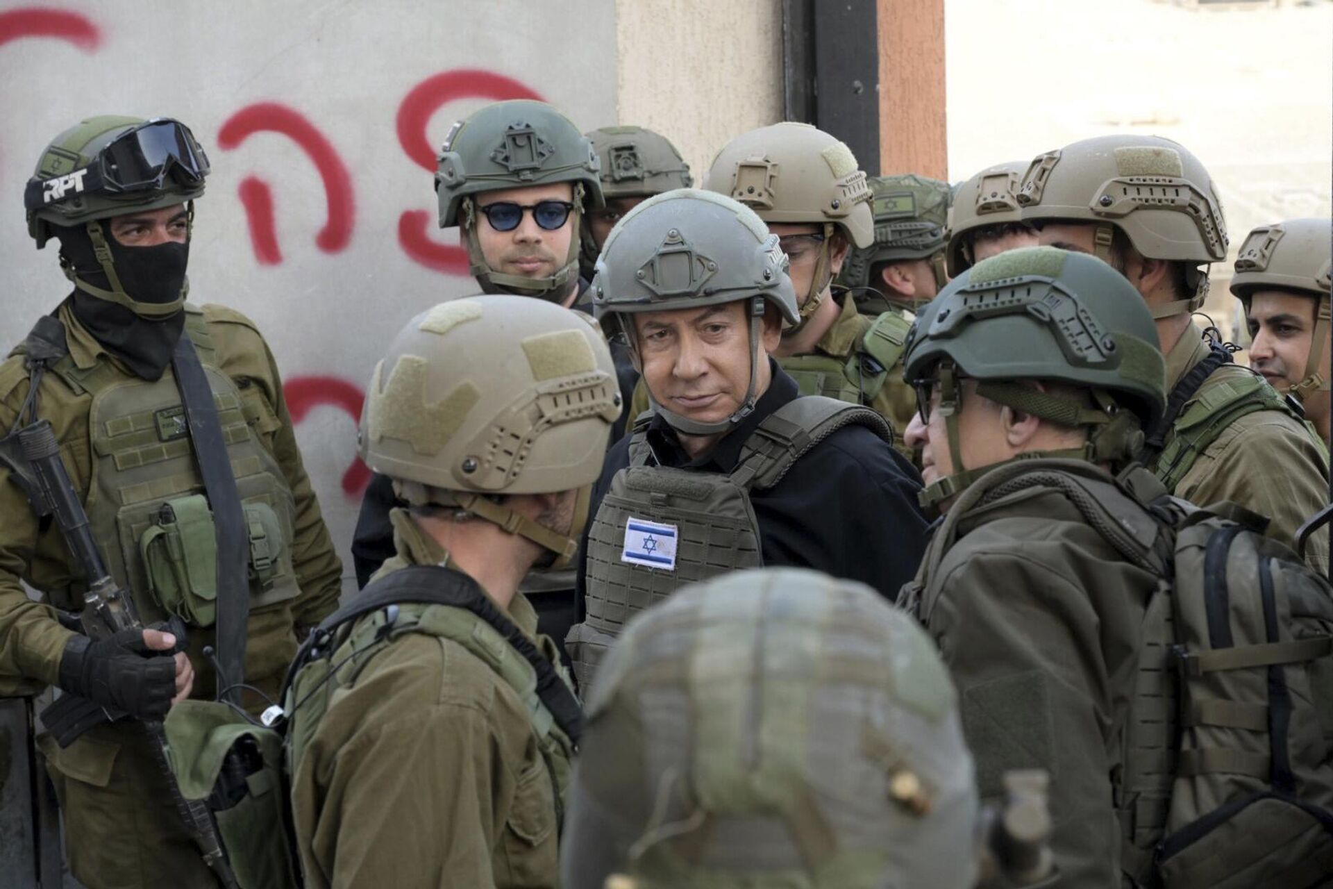 O primeiro-ministro israelense Benjamin Netanyahu, no centro, aparece com soldados no norte da Faixa de Gaza, em 25 de dezembro de 2023 - Sputnik Brasil, 1920, 11.04.2024
