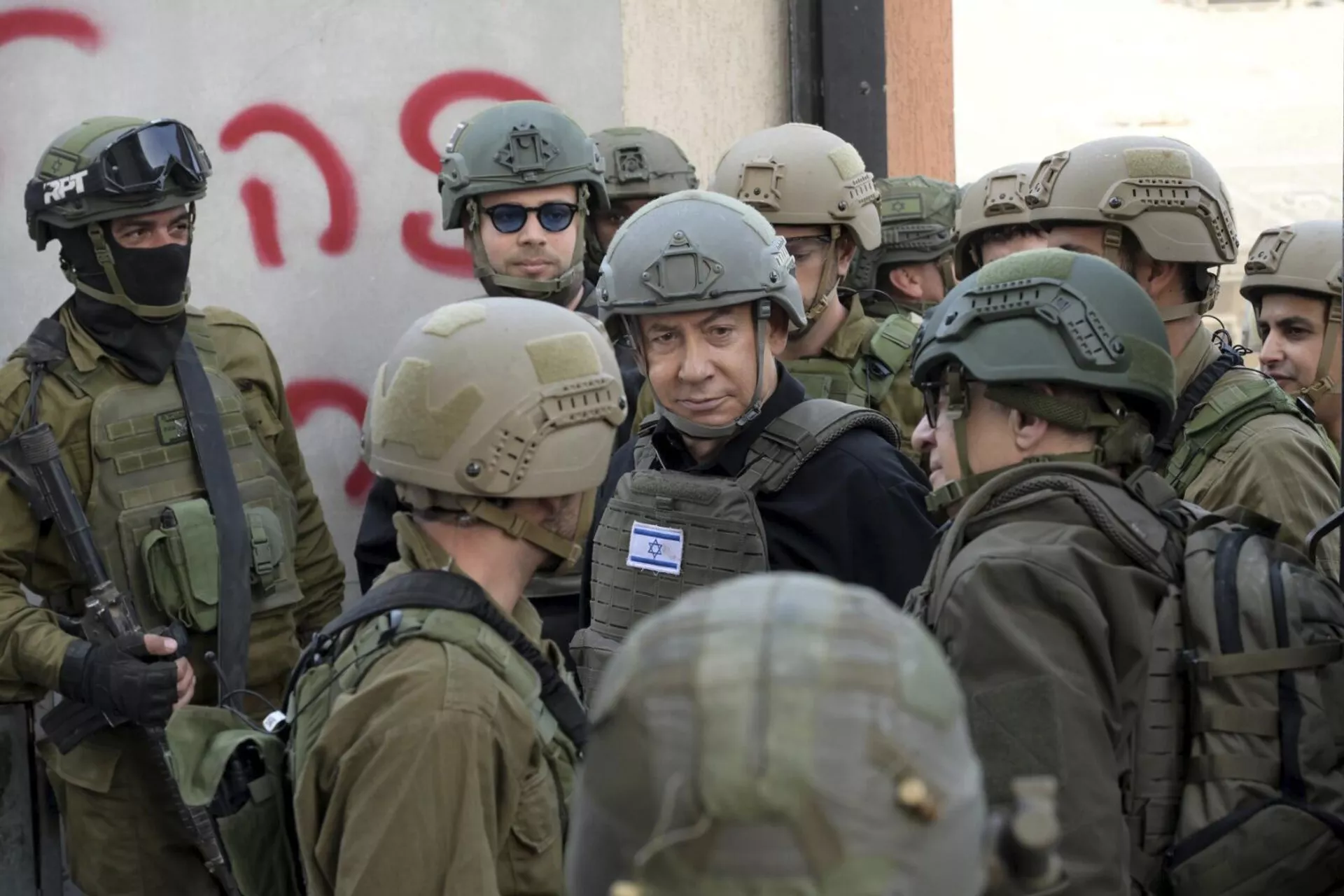 O primeiro-ministro israelense Benjamin Netanyahu, no centro, aparece com soldados no norte da Faixa de Gaza, em 25 de dezembro de 2023 - Sputnik Brasil, 1920, 11.01.2024