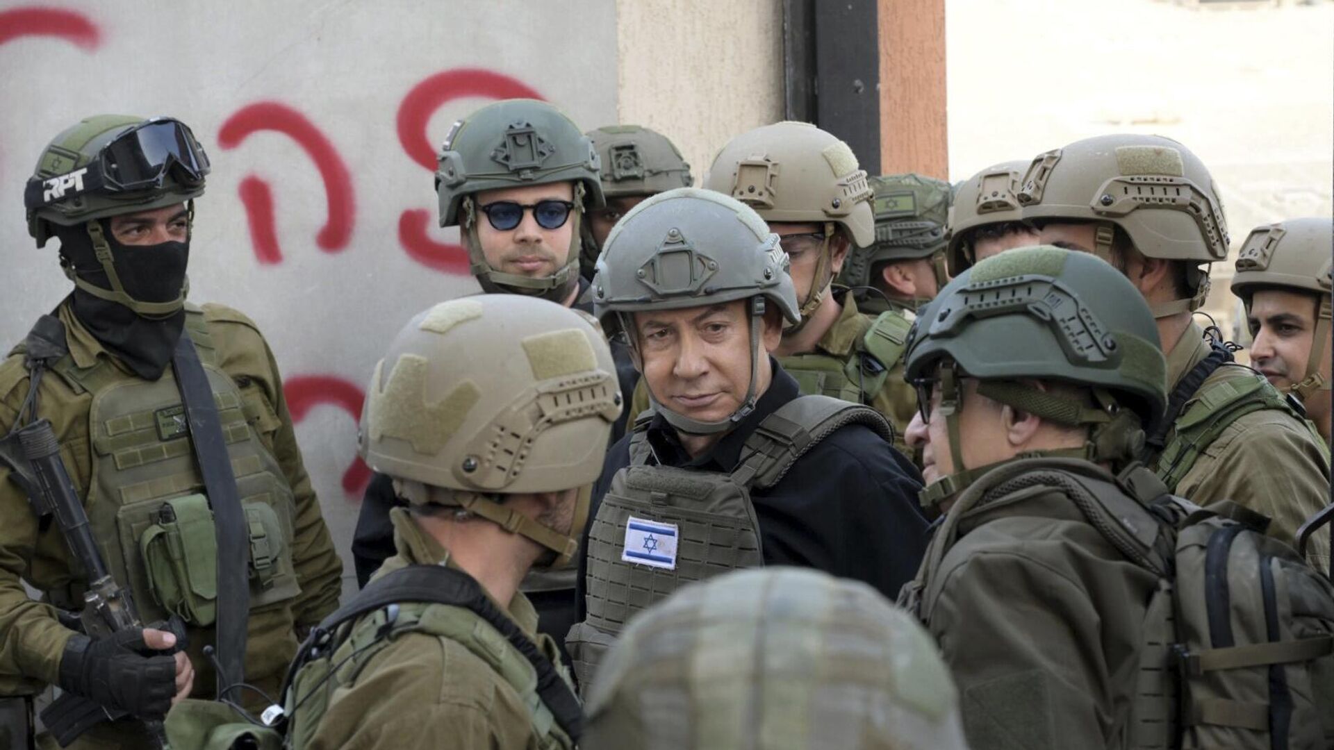 O primeiro-ministro israelense Benjamin Netanyahu, no centro, aparece com soldados no norte da Faixa de Gaza, em 25 de dezembro de 2023 - Sputnik Brasil, 1920, 25.01.2024