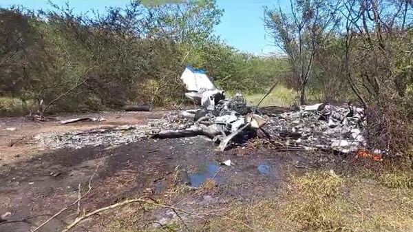 Avião de transporte de passageiros ficou completamente destruído depois da queda. - Sputnik Brasil
