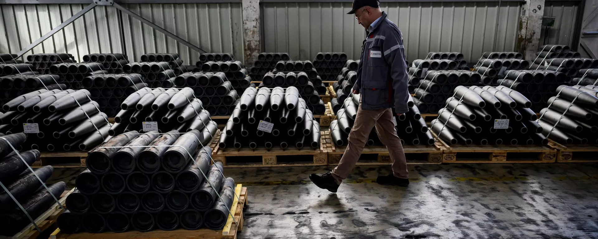 Um funcionário caminha na oficina Les Forges de Tarbes, que produz cartuchos de 155 mm, munição para os canhões de artilharia franceses usadas pelas Forças Armadas ucranianas. Tarbes, França, 4 de abril de 2023 - Sputnik Brasil, 1920, 08.01.2024