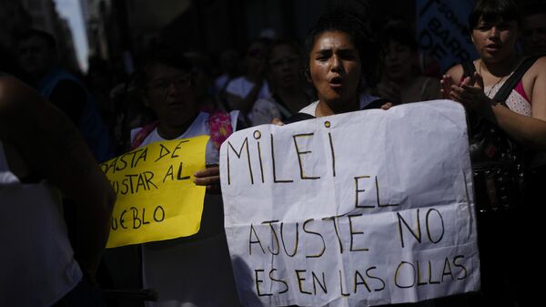 Manifestante segura cartaz com os dizeres em espanhol Milei, o ajuste não está nas panelas, em protesto contra a escassez de alimentos em refeitórios comunitários em Buenos Aires. Argentina, 5 de janeiro de 2024 - Sputnik Brasil