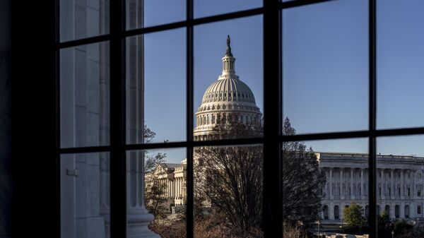 O Capitólio dos EUA é visto através de uma janela do mais antigo prédio do Senado norte-americano, o Russell Senate Office Building, em Washington D.C., em 15 de março de 2023 - Sputnik Brasil