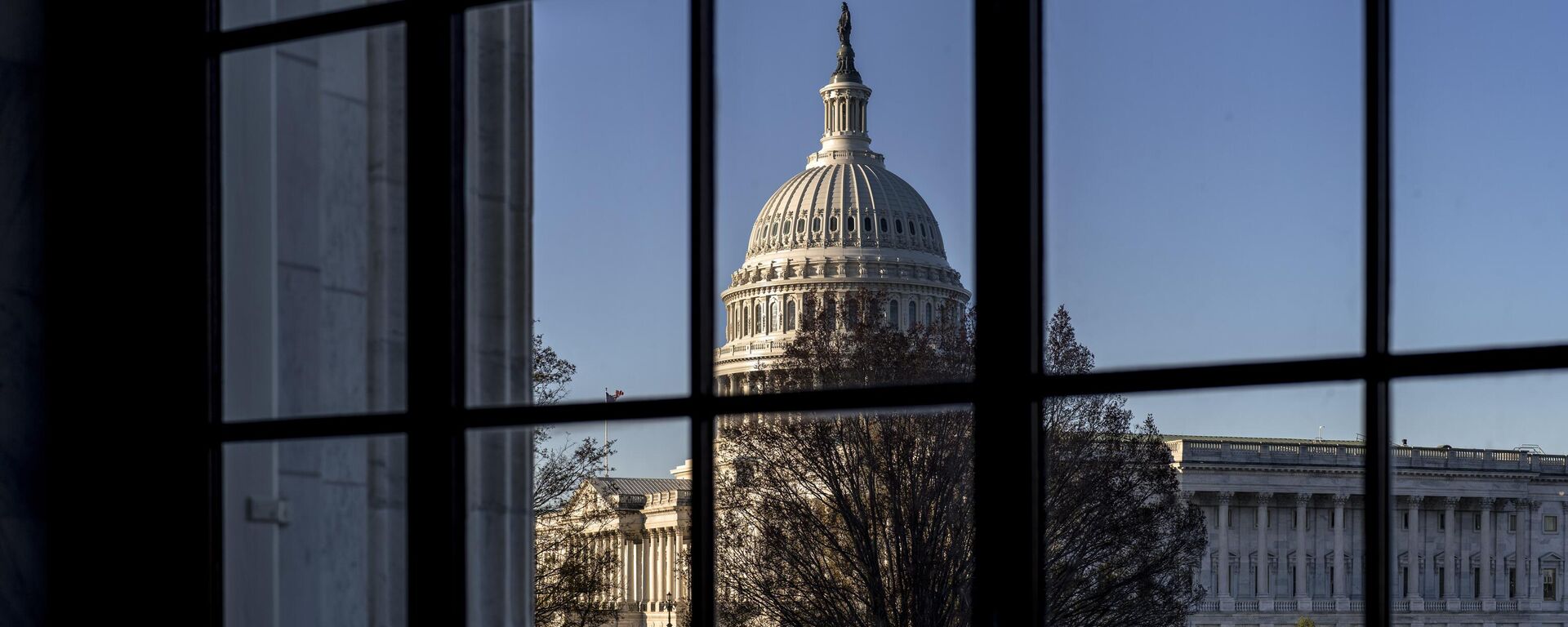 O Capitólio dos EUA é visto através de uma janela do mais antigo prédio do Senado norte-americano, o Russell Senate Office Building, em Washington D.C., em 15 de março de 2023 - Sputnik Brasil, 1920, 25.01.2024