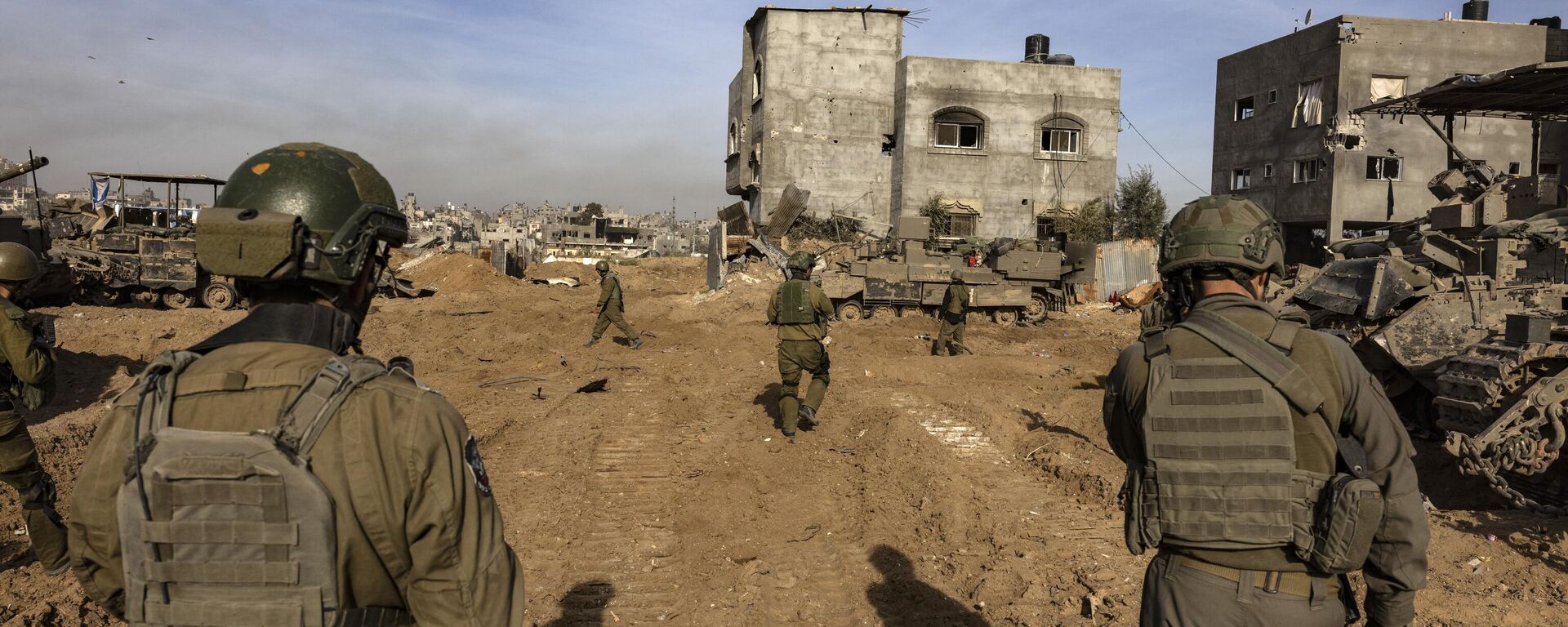 Foto realizada durante visita da mídia organizada pelos militares israelenses mostra tropas operando na área de Al-Bureij, no centro da Faixa de Gaza, 8 de janeiro de 2024 - Sputnik Brasil, 1920, 09.01.2024