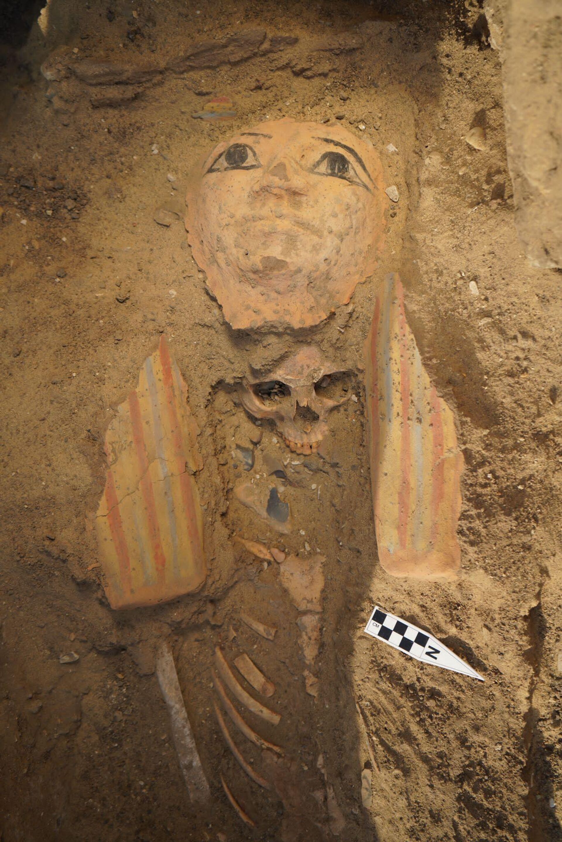 Uma das sepulturas encontradas no local da escavação arqueológica na necrópole de Sacará, no Egito - Sputnik Brasil, 1920, 09.01.2024