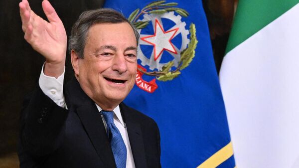 O primeiro-ministro cessante da Itália, Mario Draghi, acena após a cerimônia de entrega do sino de ministro no Palazzo Chigi, em Roma, 23 de outubro de 2022 - Sputnik Brasil