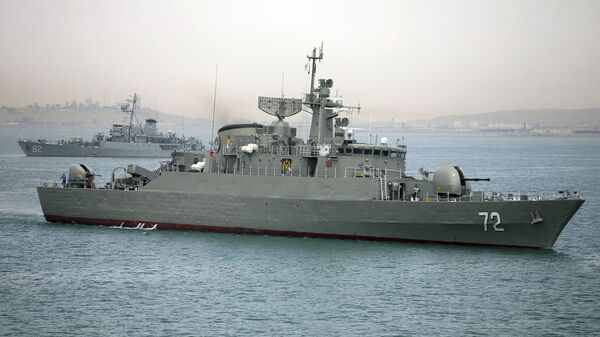O navio de guerra iraniano Alborz, em primeiro plano, se prepara antes de deixar as águas iranianas - Sputnik Brasil