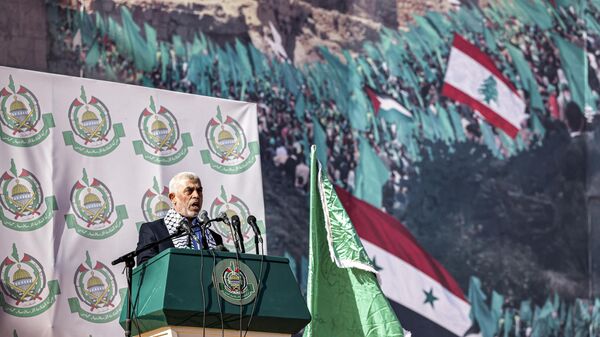 Yahia al-Sinwar, chefe do movimento islâmico palestino Hamas na Faixa de Gaza, dirige-se a apoiadores durante um comício que marca o 35º aniversário da fundação do grupo, na Cidade de Gaza, em 14 de dezembro de 2022 - Sputnik Brasil