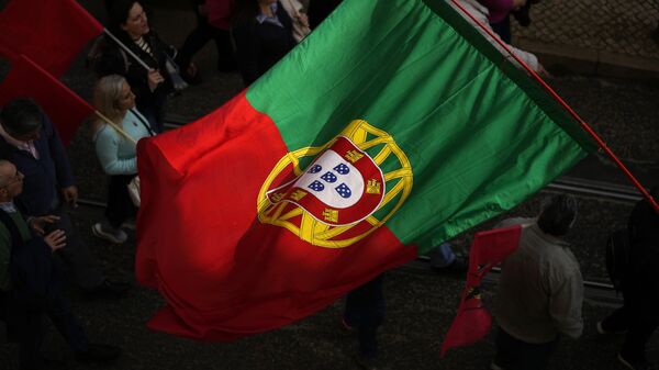 Bandeira portuguesa é hasteada em manifestação de trabalhadores contra o aumento do custo de vida, na capital, Lisboa. Fevereiro de 2023 - Sputnik Brasil