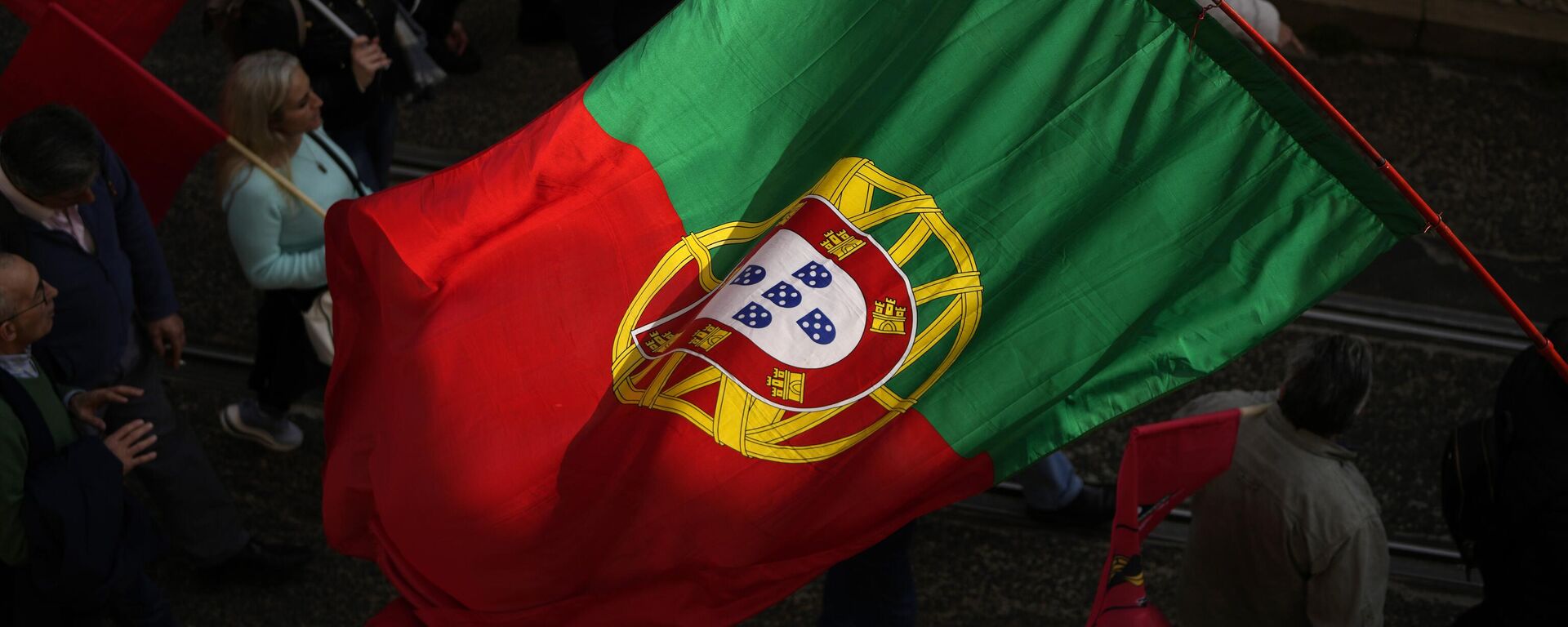 Bandeira portuguesa é hasteada em manifestação de trabalhadores contra o aumento do custo de vida, na capital, Lisboa. Fevereiro de 2023 - Sputnik Brasil, 1920, 11.01.2024