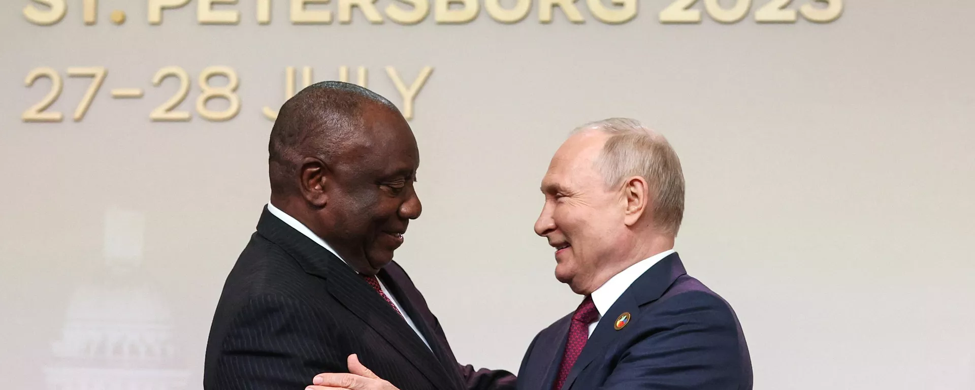 O presidente da República da África do Sul, Cyril Ramaphosa, à esquerda, e o presidente russo, Vladimir Putin, se cumprimentam durante uma visita do líder sul-africano a São Peterburgo. Rússia, 27 de julho de 2023 - Sputnik Brasil, 1920, 18.03.2024