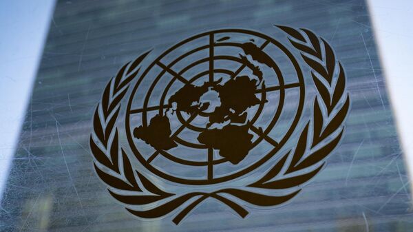 O símbolo das Nações Unidas é exibido fora do Edifício do Secretariado, 28 de fevereiro de 2022 - Sputnik Brasil