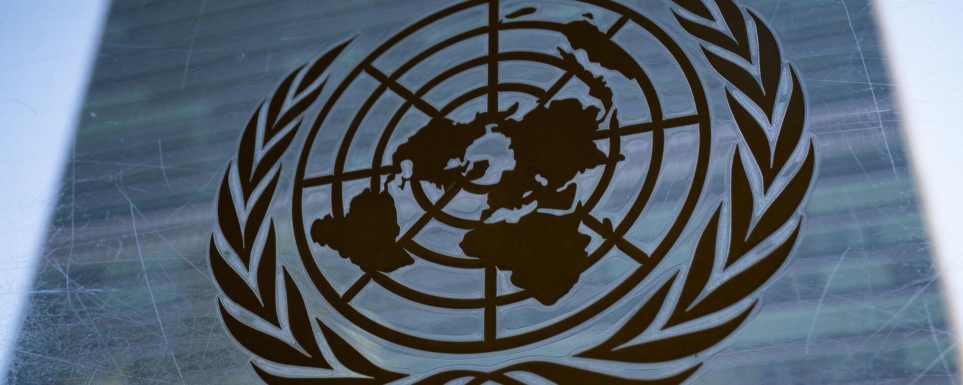 O símbolo das Nações Unidas é exibido fora do Edifício do Secretariado, 28 de fevereiro de 2022 - Sputnik Brasil, 1920, 08.03.2024