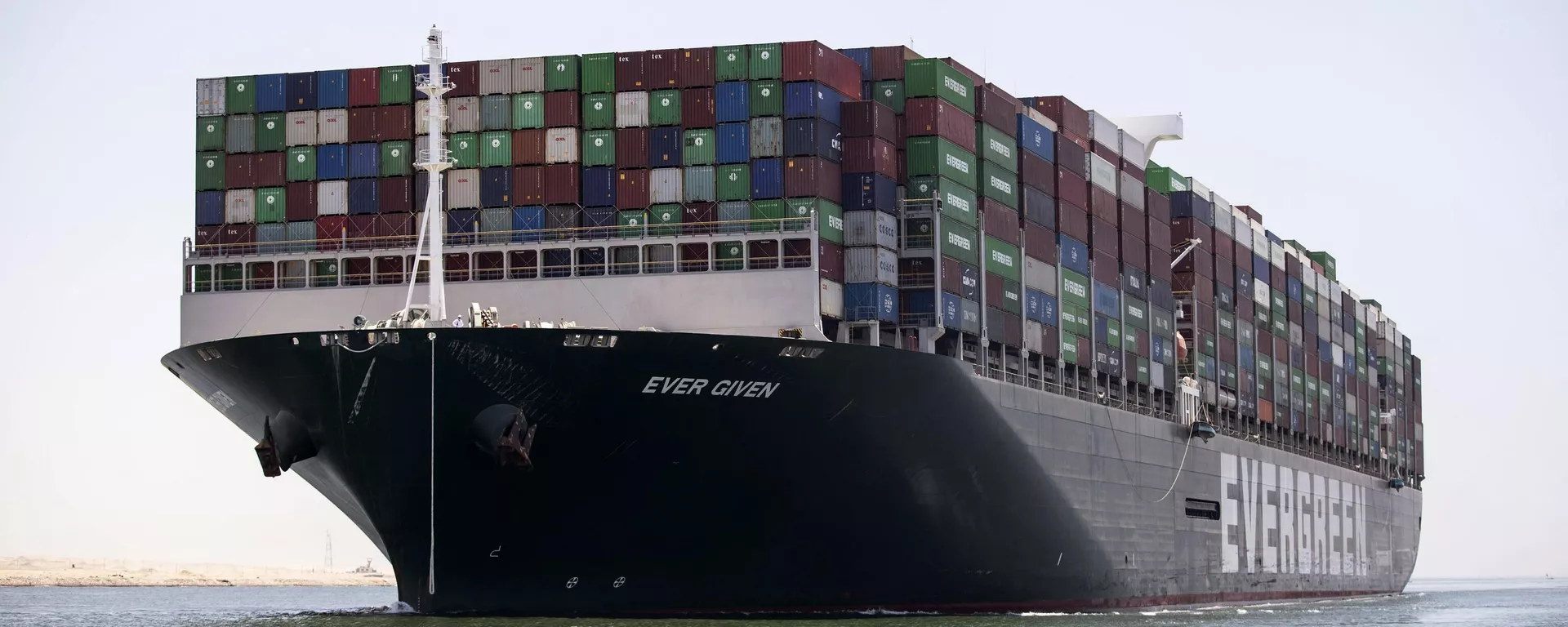 Vista do navio cargueiro MV'Ever Given', com bandeira do Panamá, navegando ao longo do Canal de Suez, no Egito, 7 de julho de 2021 - Sputnik Brasil, 1920, 10.01.2024