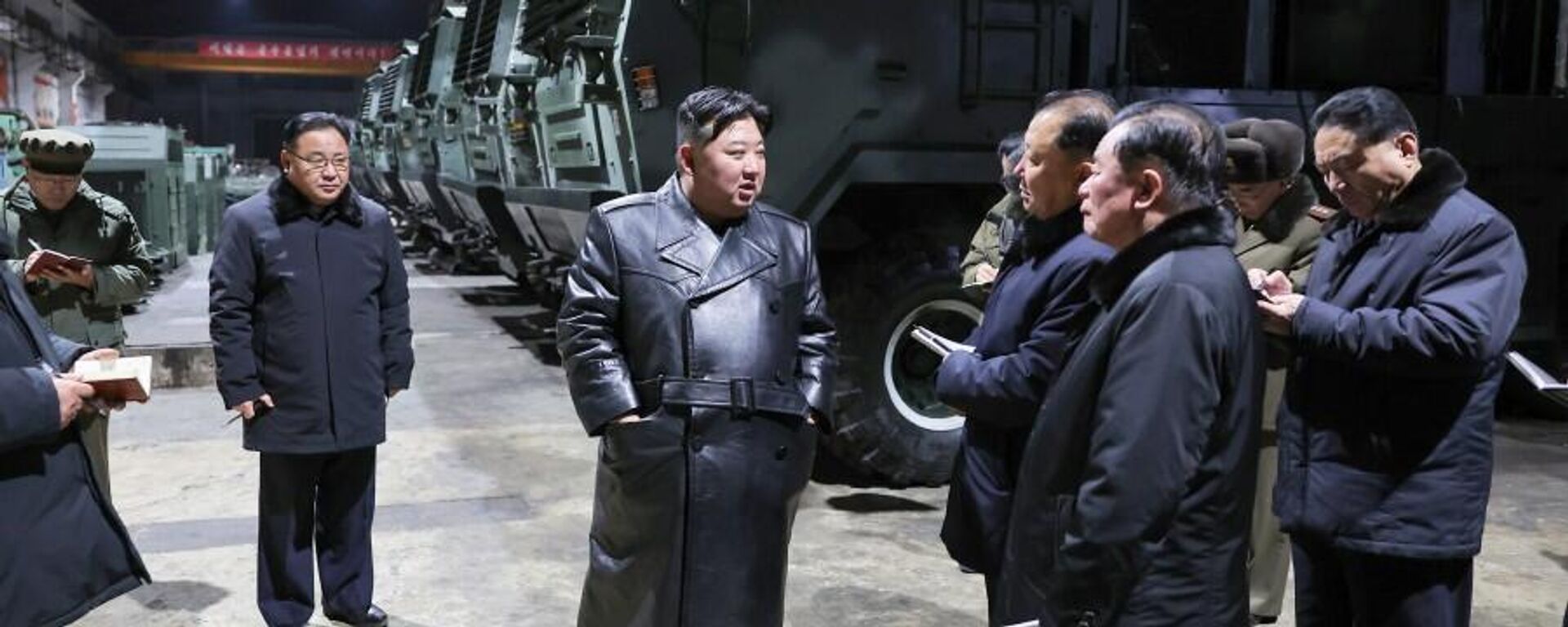 Líder da Coreia do Norte, Kim Jong-un durante uma visita a fábricas militares - Sputnik Brasil, 1920, 10.01.2024