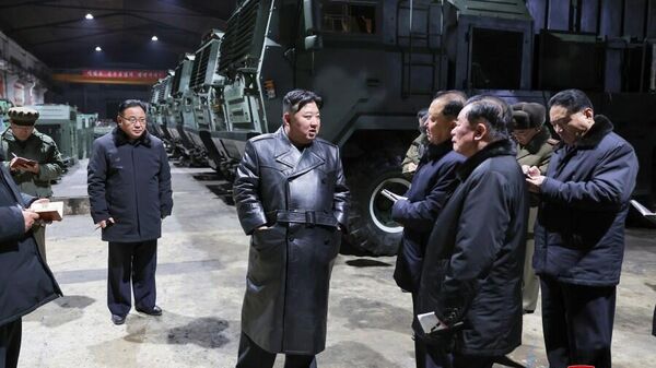 Líder da Coreia do Norte, Kim Jong-un durante uma visita a fábricas militares - Sputnik Brasil