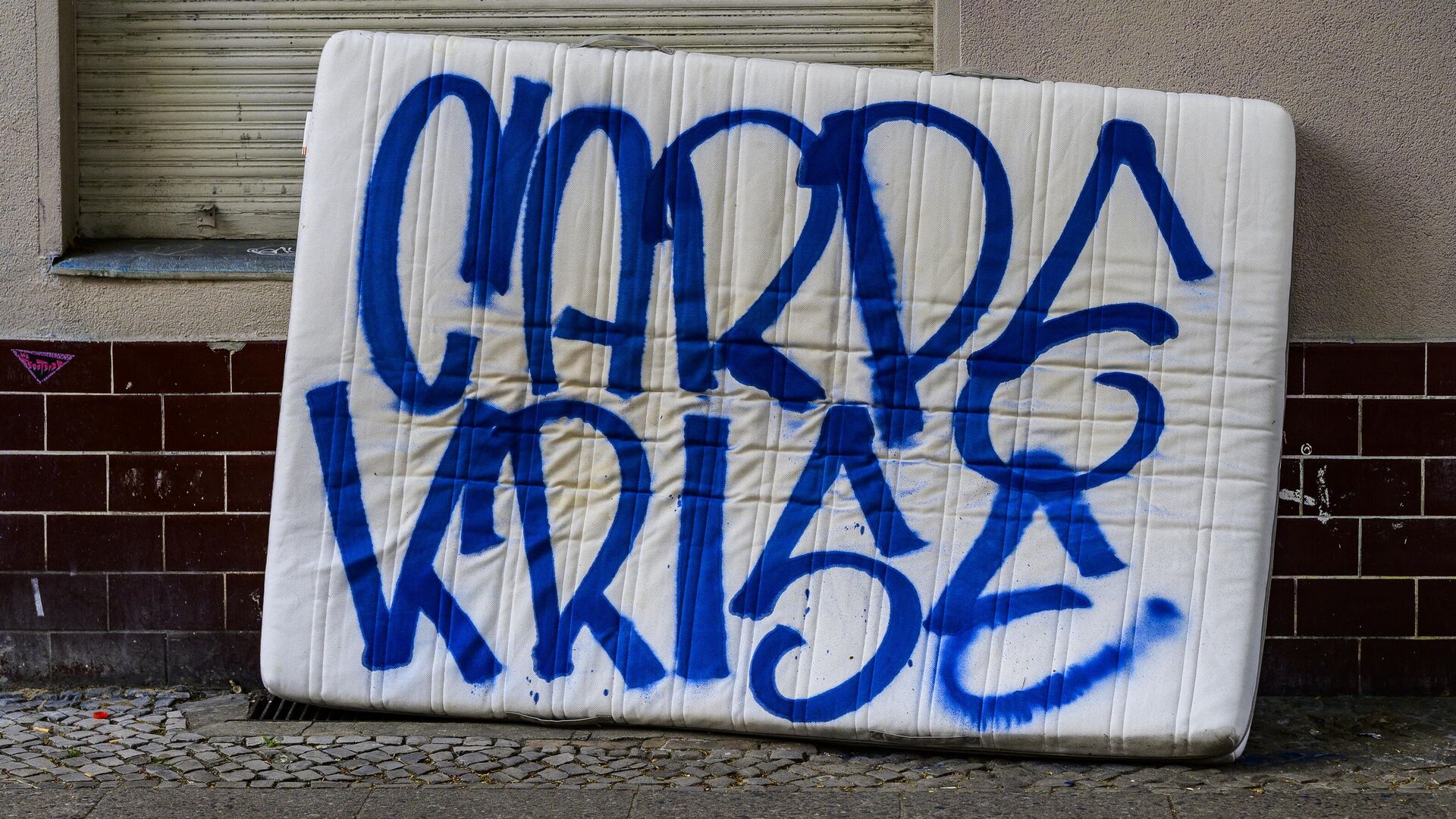 Colchão com um grafite onde se lê Carpe Krise, uma brincadeira com a expressão latina Carpe Diem, que significa Aproveite o dia (Literalmente: Aproveite a crise) é visto em Berlim, durante a manifestação em 1º de maio de 2023 - Sputnik Brasil, 1920, 10.01.2024