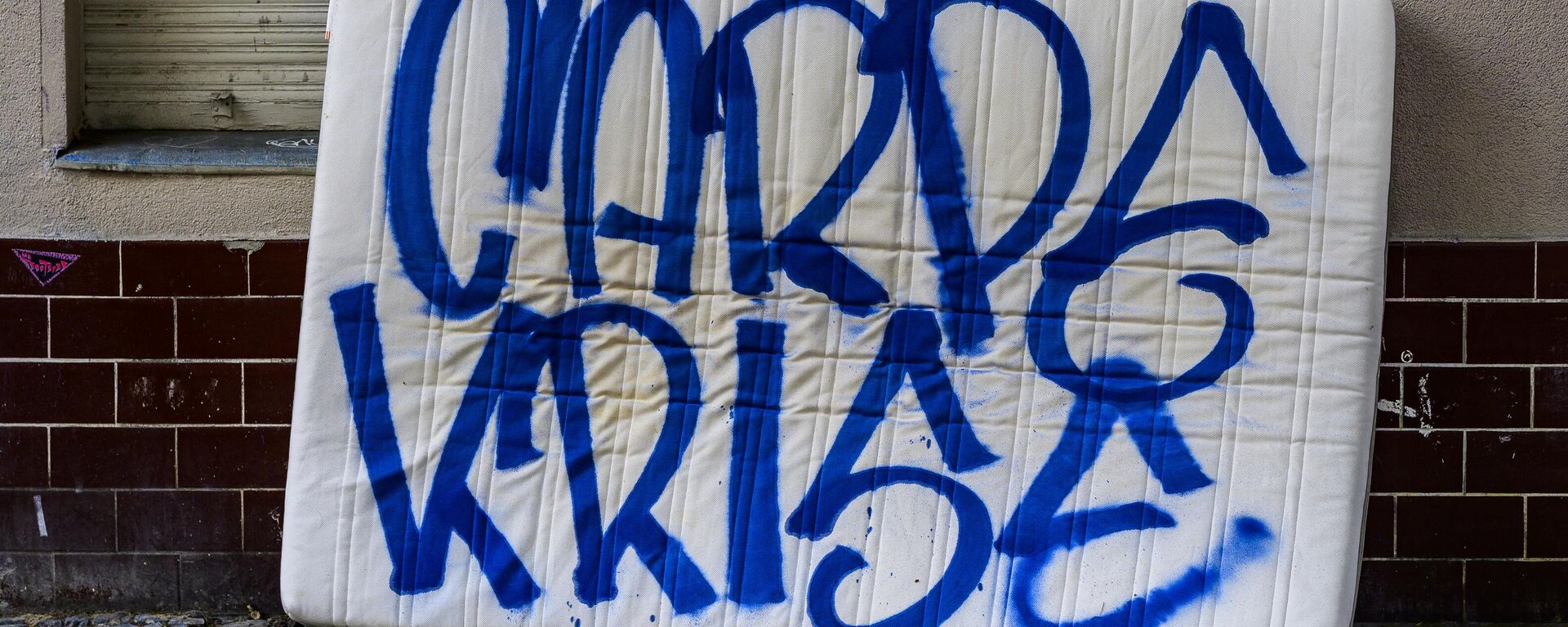 Colchão com um grafite onde se lê Carpe Krise, uma brincadeira com a expressão latina Carpe Diem, que significa Aproveite o dia (Literalmente: Aproveite a crise) é visto em Berlim, durante a manifestação em 1º de maio de 2023 - Sputnik Brasil, 1920, 10.01.2024
