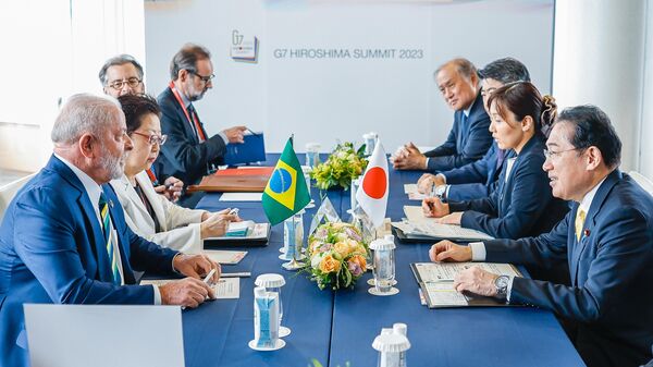 O presidente do Brasil, Luiz Inácio Lula da Silva (à esquerda, em primeiro plano), durante encontro com o primeiro-ministro do Japão, Fumio Kishida (à direita, em primeiro plano). Hiroshima, Japão, 19 de maio de 2023 - Sputnik Brasil