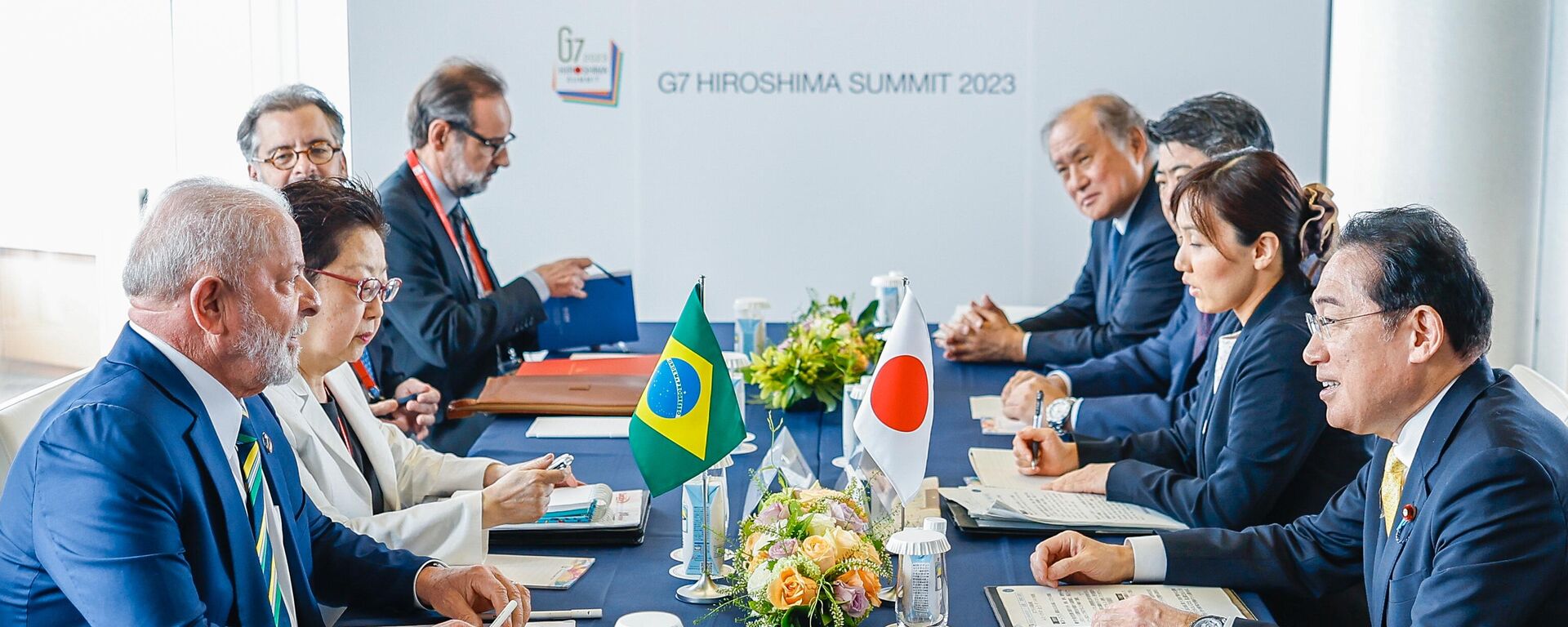O presidente do Brasil, Luiz Inácio Lula da Silva (à esquerda, em primeiro plano), durante encontro com o primeiro-ministro do Japão, Fumio Kishida (à direita, em primeiro plano). Hiroshima, Japão, 19 de maio de 2023 - Sputnik Brasil, 1920, 10.01.2024
