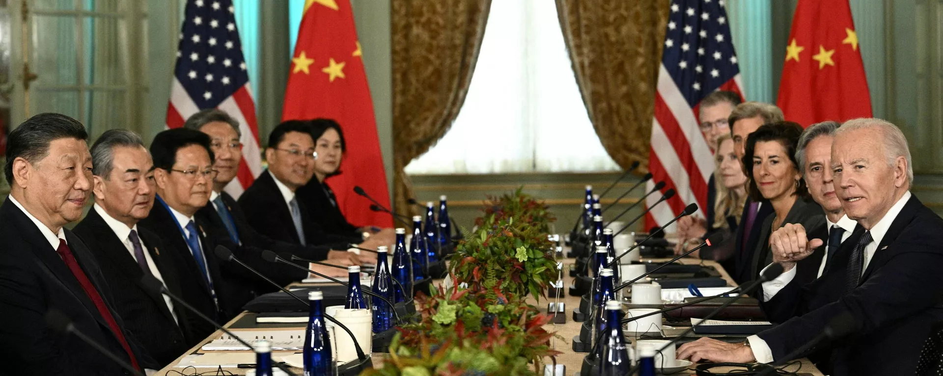 O presidente dos EUA, Joe Biden, reúne-se com o presidente chinês, Xi Jinping, durante a semana dos líderes Cooperação Econômica da Ásia-Pacífico (APEC, na sigla em inglês) em Woodside. Califórnia, 15 de novembro de 2023 - Sputnik Brasil, 1920, 10.01.2024