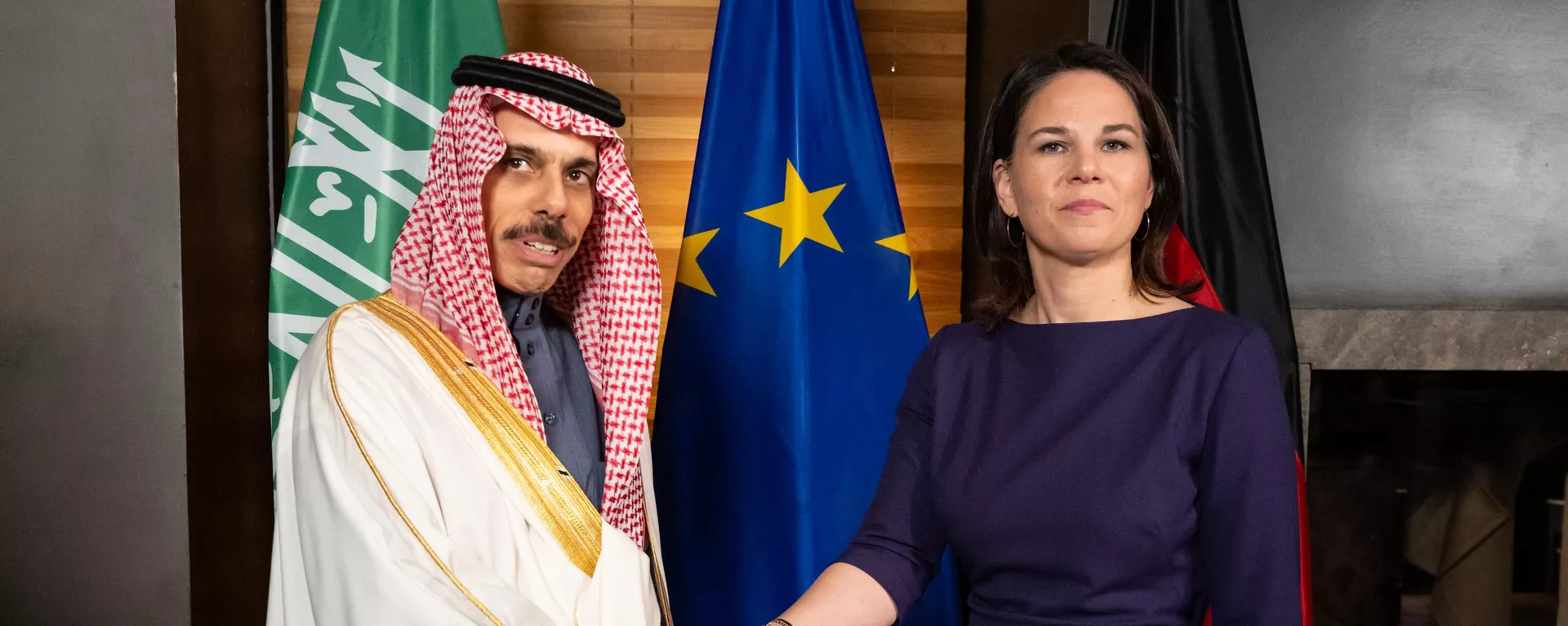 Os ministros das Relações Exteriores da Arábia Saudita, Faisal bin Farhan Al Saud, e da Alemanha, Annalena Baerbock, se cumprimentam durante a Conferência de Segurança de Munique (MSC, na sigla em inglês), no sul da Alemanha, em 17 de fevereiro de 2023 - Sputnik Brasil, 1920, 10.01.2024