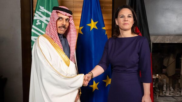 Os ministros das Relações Exteriores da Arábia Saudita, Faisal bin Farhan Al Saud, e da Alemanha, Annalena Baerbock, se cumprimentam durante a Conferência de Segurança de Munique (MSC, na sigla em inglês), no sul da Alemanha, em 17 de fevereiro de 2023 - Sputnik Brasil