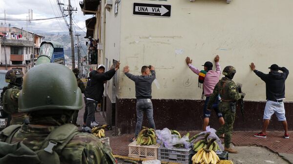 Membros das Forças Armadas revistam homens durante operação de segurança em Quito, Equador, 10 de janeiro de 2024 - Sputnik Brasil