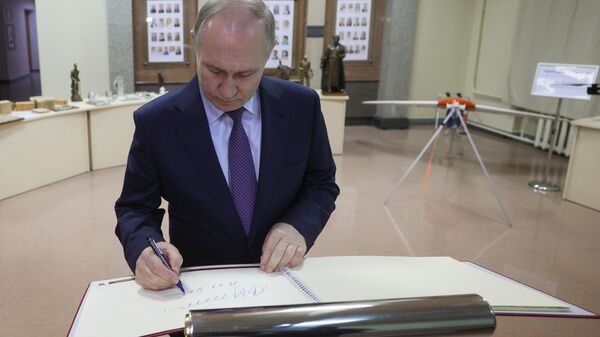 Vladimir Putin, presidente russo, deixa registro no livro de convidados de honra da Universidade Estatal do Pacifico, em Khabarovsk, Rússia, 11 de janeiro de 2023 - Sputnik Brasil